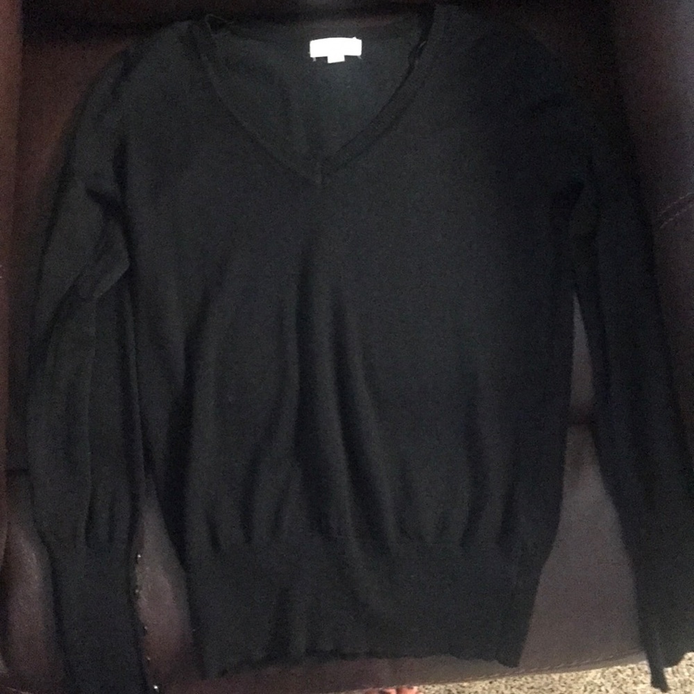 Black light weight sweater